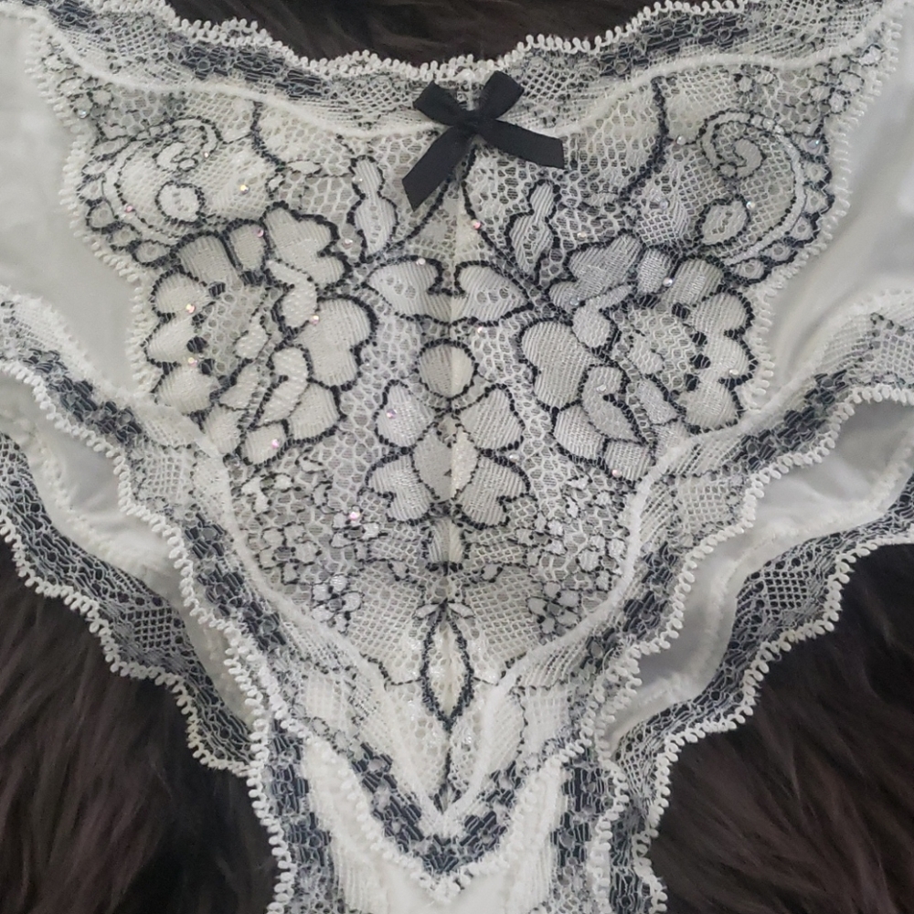 ⭐SET⭐Victoria's Secret Rare Limited Edition Black & White Lace Crystal Set - Picture 8 of 11